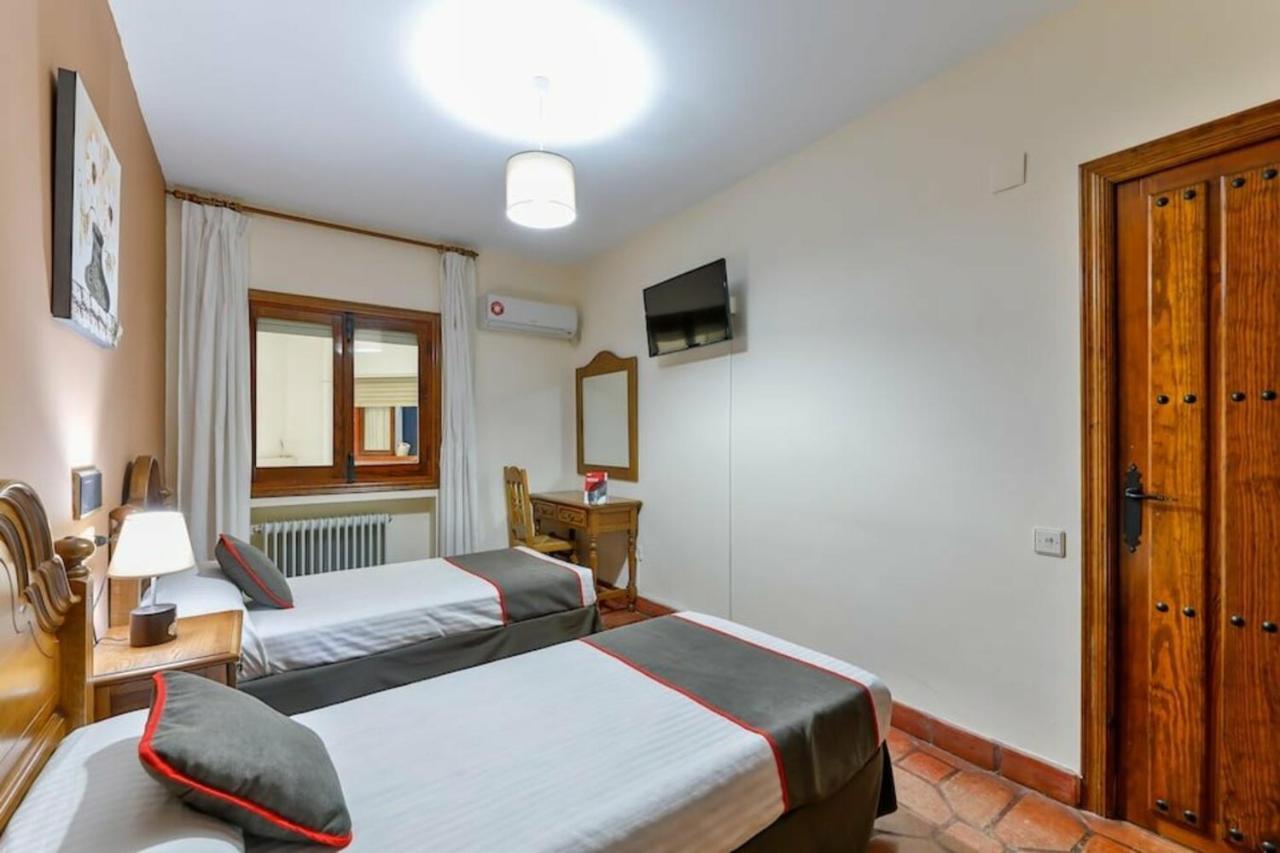 Hostal Alfonso XI Гвадалупе Екстер'єр фото