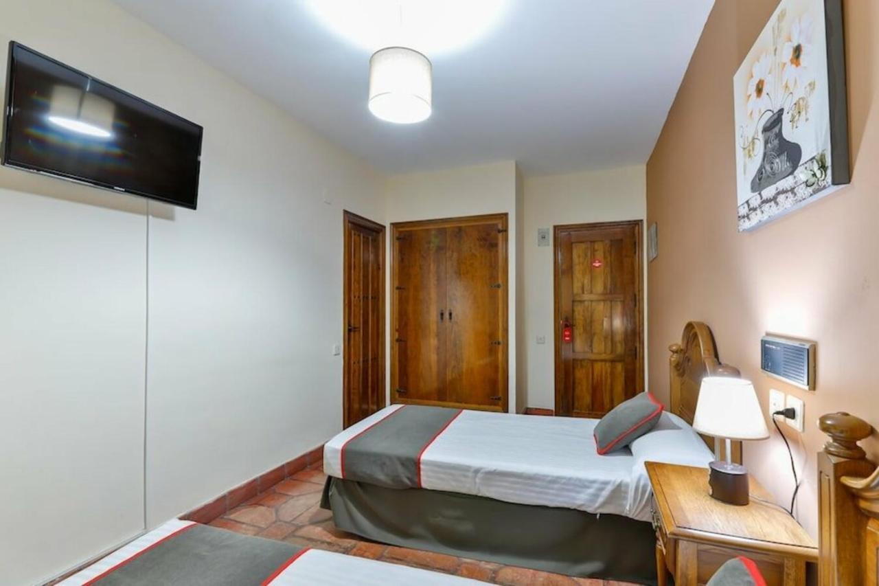 Hostal Alfonso XI Гвадалупе Екстер'єр фото